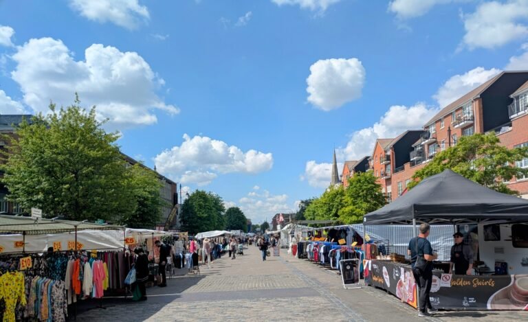 People,Shopping,At,Romford,Market,,A,Typical,Street,Market,Scene